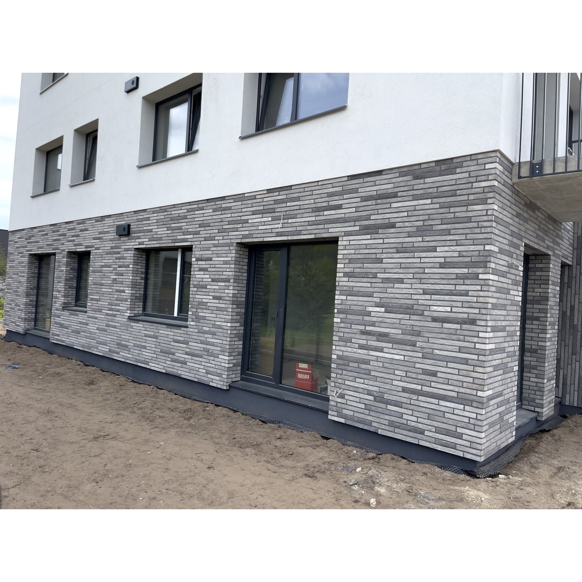 Trijų pilkų plytų derinys